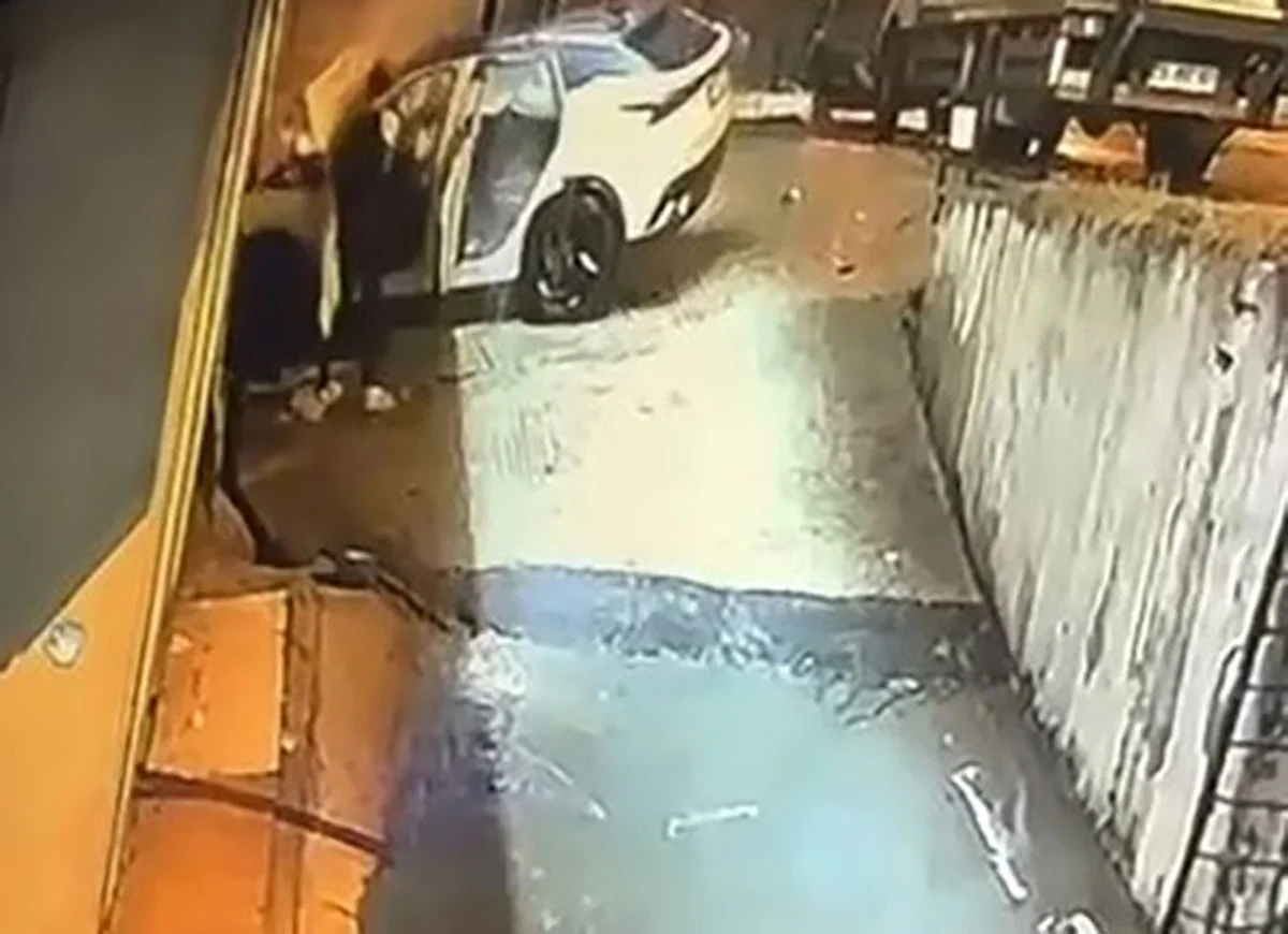 Beylikdüzü'nde işletmeye dalan otomobil alev aldı, sürücüyü vatandaş kurtardı