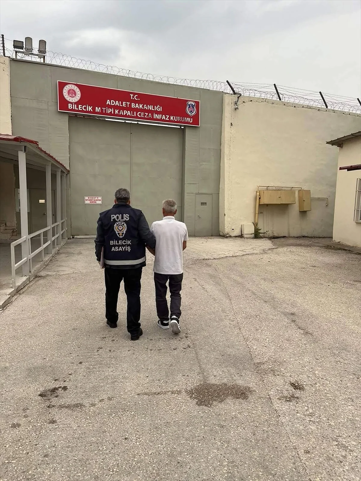 Bilecik'te 19 yıl 6 ay 26 gün hapis cezası olan hükümlü kömür deposunda yakalandı