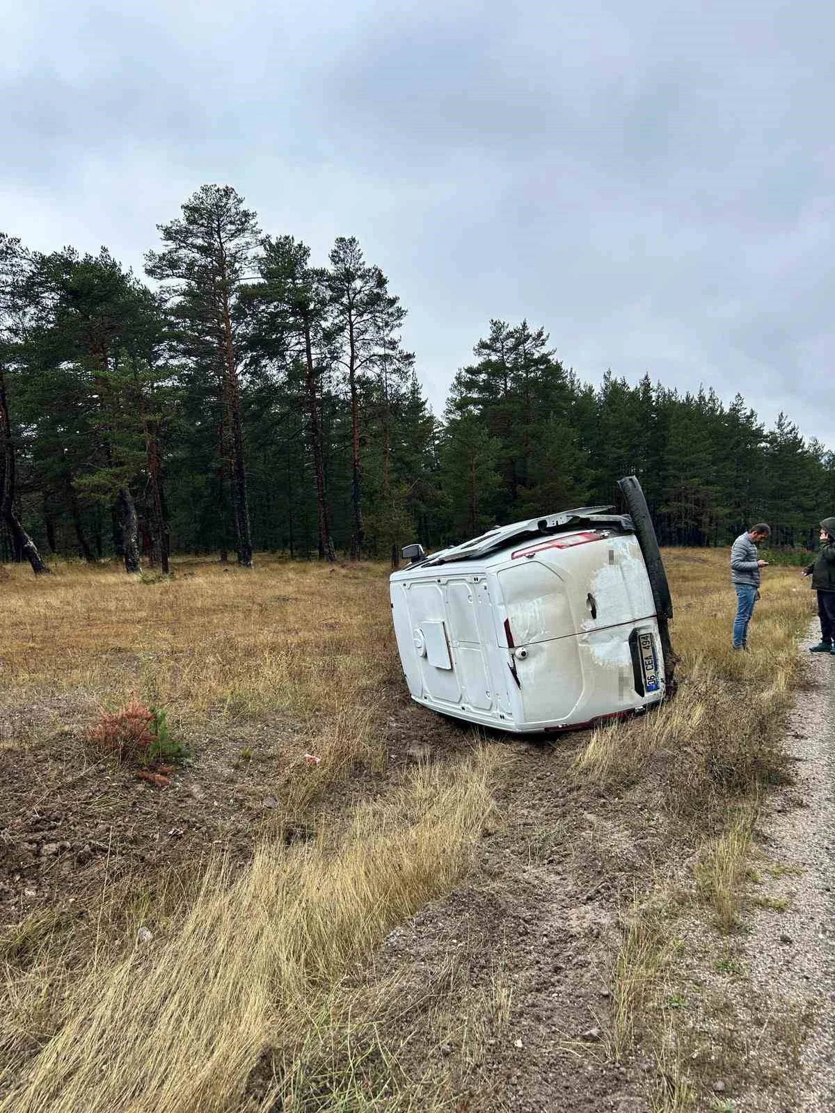 Bolu'da kaygan yolda kontrolden çıkan hafif ticari araç otomobille çarpışıp yan yattı