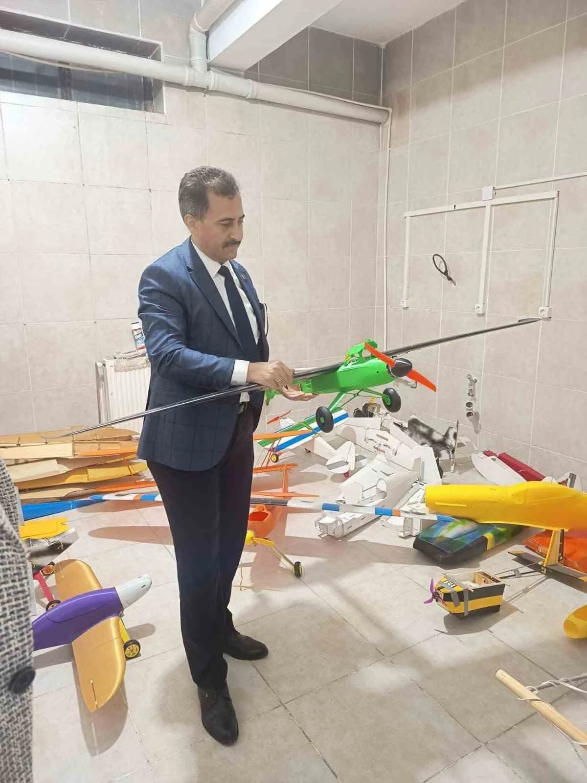 Bolvadin İlçe Millî Eğitim Müdürü, BİLSEM’deki İHA ve SİHA tasarımlarını inceledi