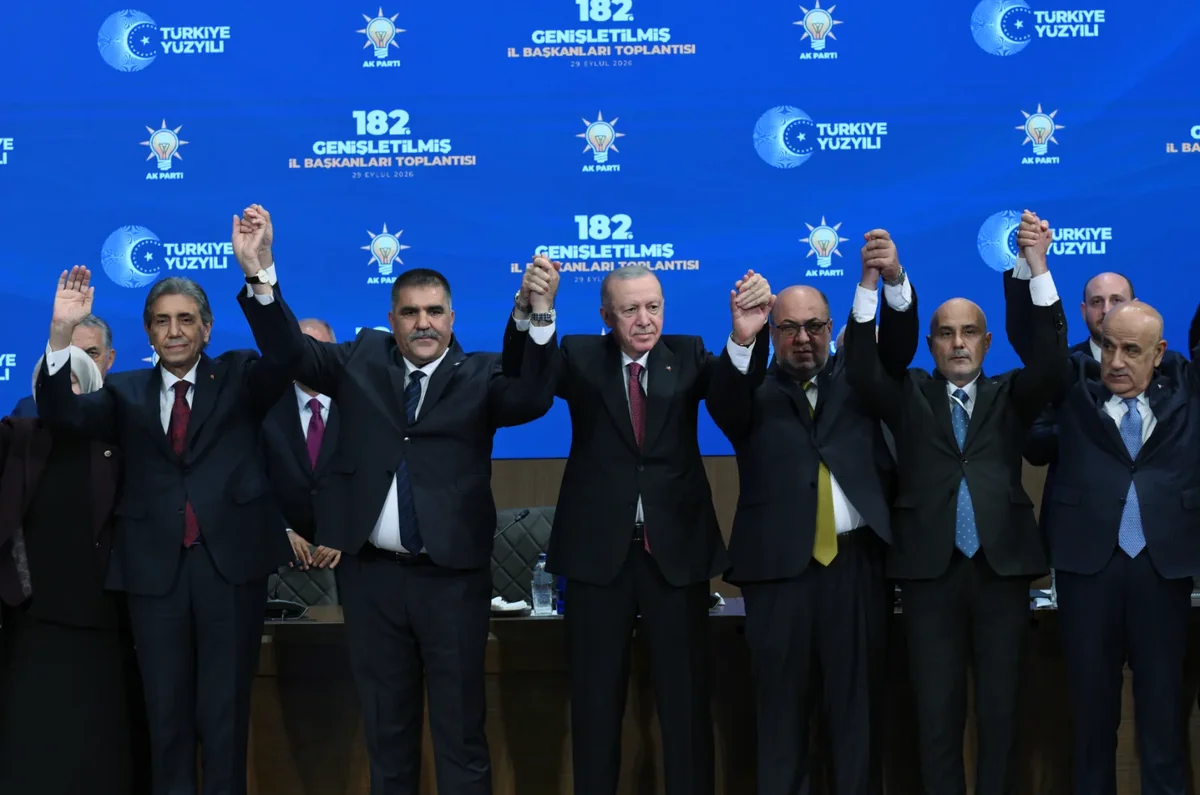 Cumhurbaşkanı Erdoğan, AK Parti’ye katılan 9 belediye başkanına rozetlerini taktı