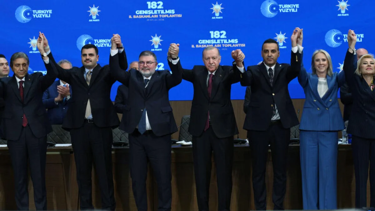 Cumhurbaşkanı Erdoğan, AK Parti'ye katılan 9 ilçe belediye başkanına rozetlerini taktı