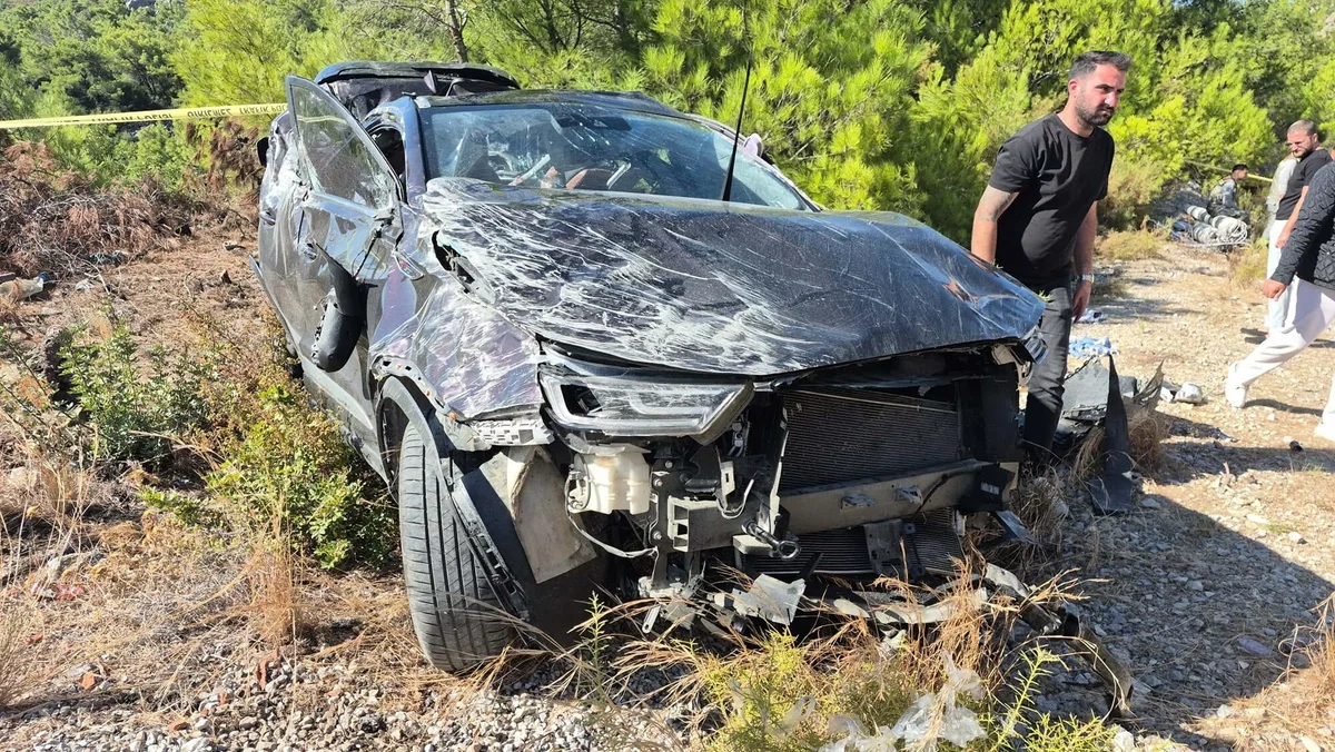 Datça'da otomobil bariyer ve elektrik direğine çarptı, 1 kişi öldü, 3 kişi yaralandı