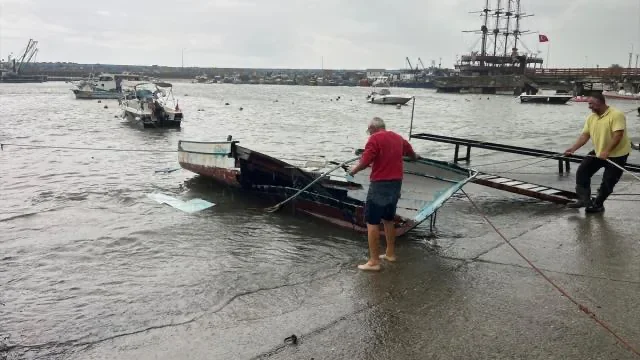 Düzce’de kuvvetli rüzgar 7 balıkçı teknesini batırdı