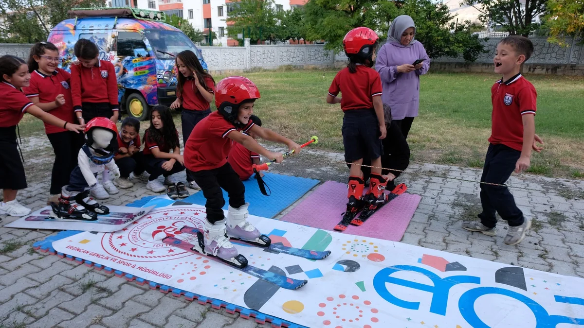 Erzincan'da ilkokul öğrencileri okul bahçesindeki 20 metrelik pistte kayakla tanıştı