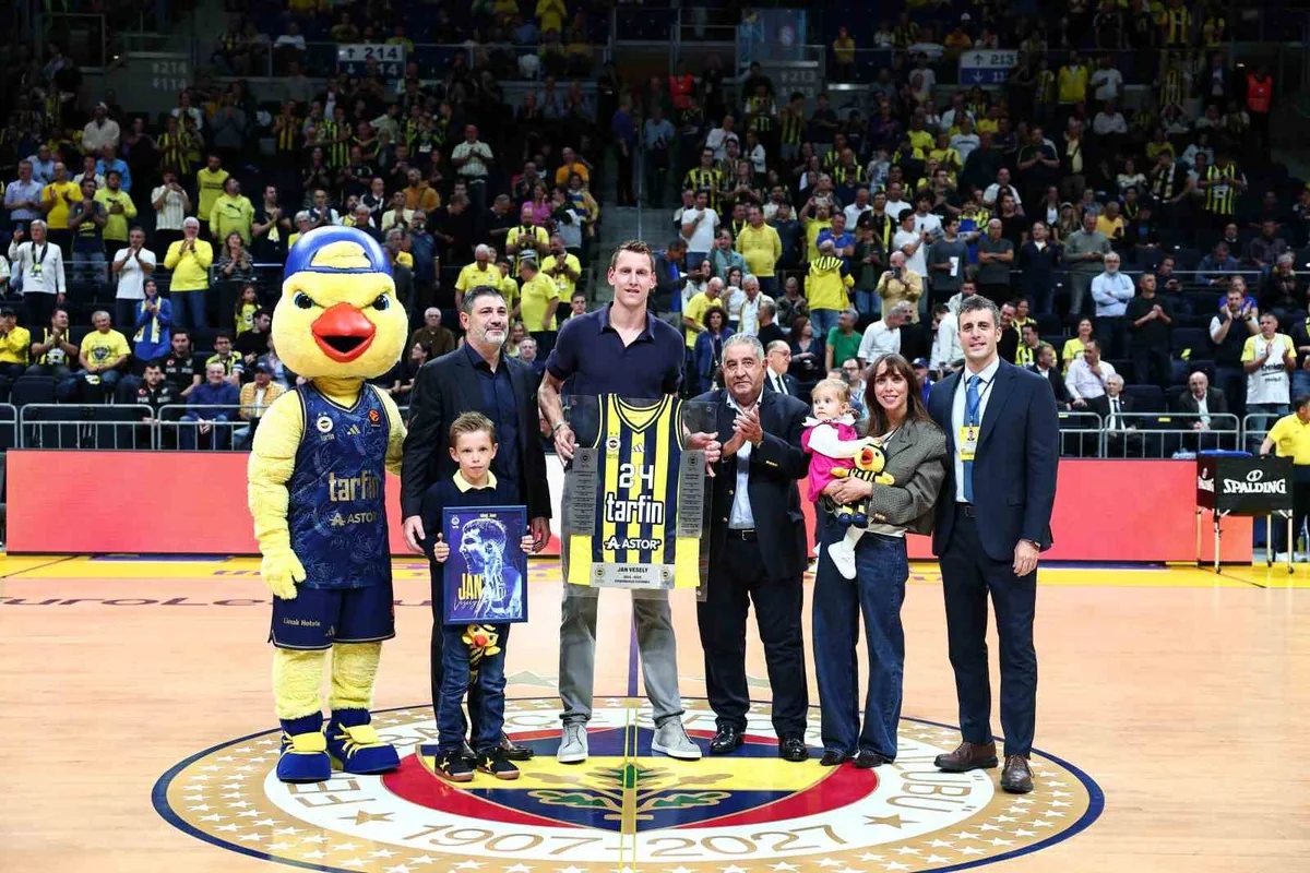 Fenerbahçe, emekli olan Jan Vesely için maç öncesi veda seremonisi düzenledi.