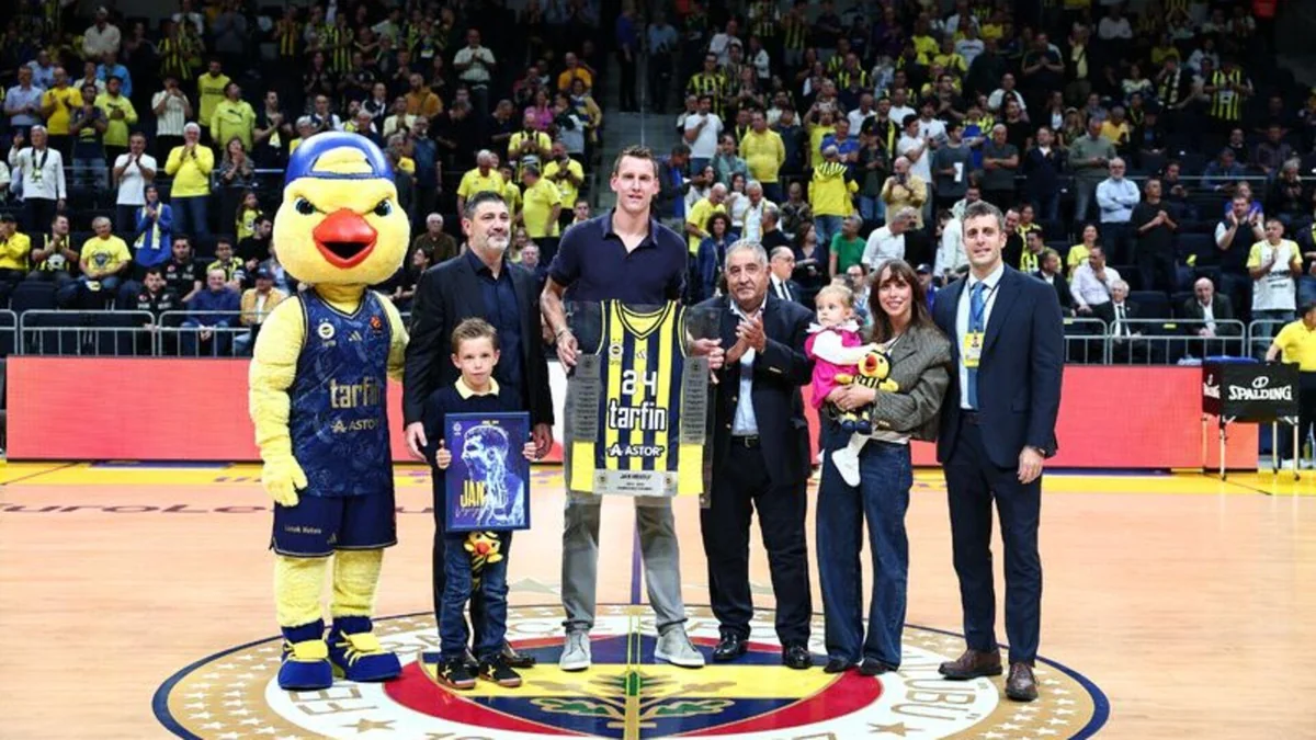 Fenerbahçe, eski basketbolcusu Jan Vesely için veda töreni düzenledi