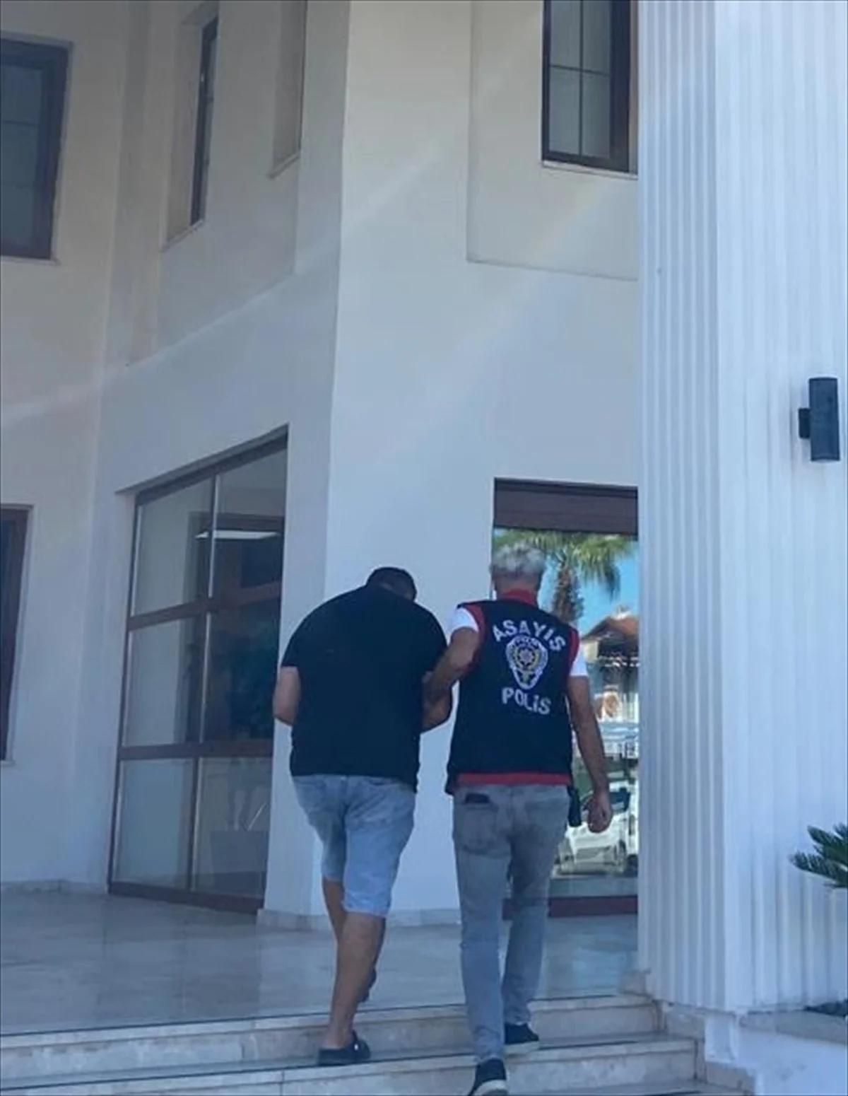 Fethiye'de 5 suçtan aranan hükümlü, 13 yıl hapis cezasıyla cezaevine gönderildi