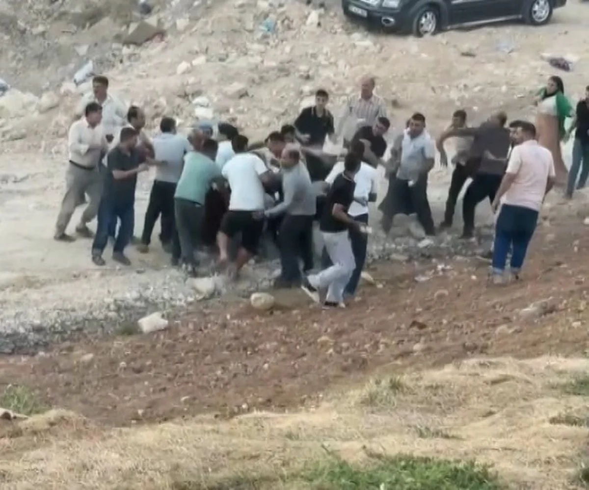Gaziantep Şahinbey'de iki aile kavgasında araç kalabalığa daldı