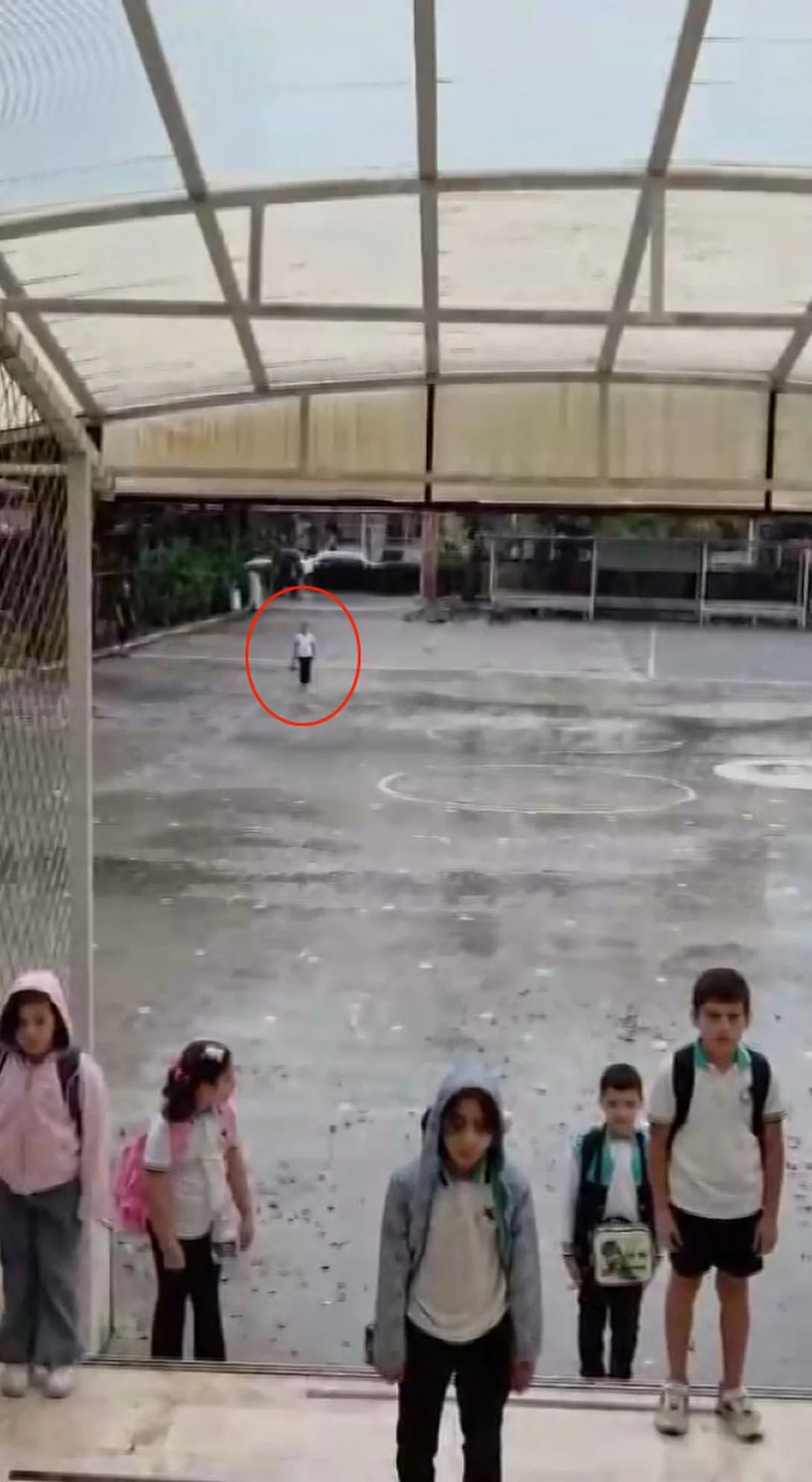 Hatay Dörtyol'da öğrenci Asel Mina yağmurda İstiklal Marşı'na eşlik edip takdir topladı