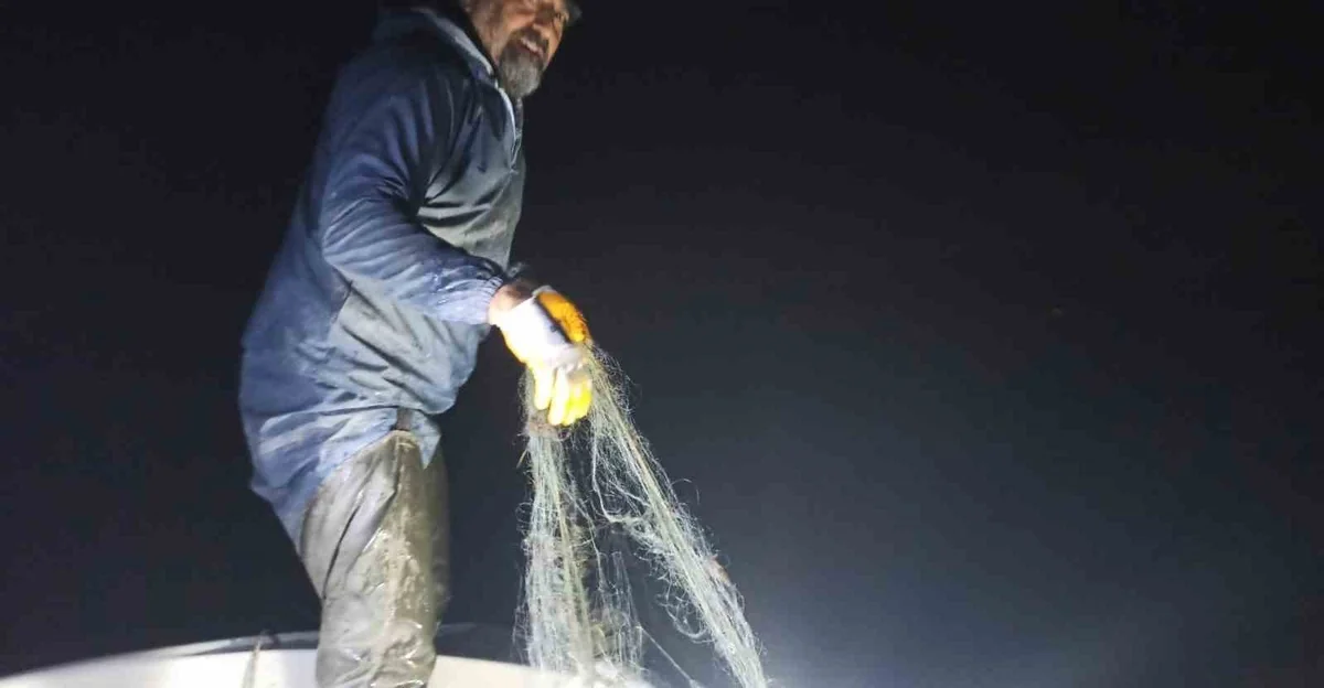 Isparta Eğirdir'deki Kovada Gölü'nde yaklaşık 600 metrelik kaçak ağa el konuldu