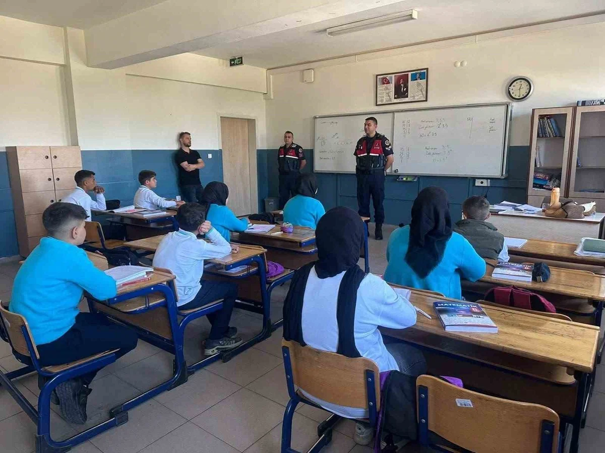 Jandarmadan 3 farklı okulda öğretmen ve öğrencilere yönelik seminer