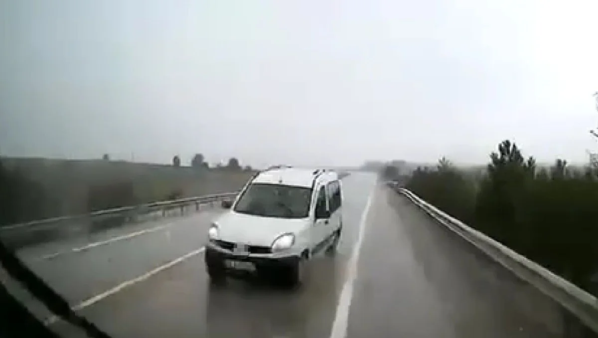 Karabük'te hatalı sollama ve ters yön tehlikeleri araç kamerasına yansıdı