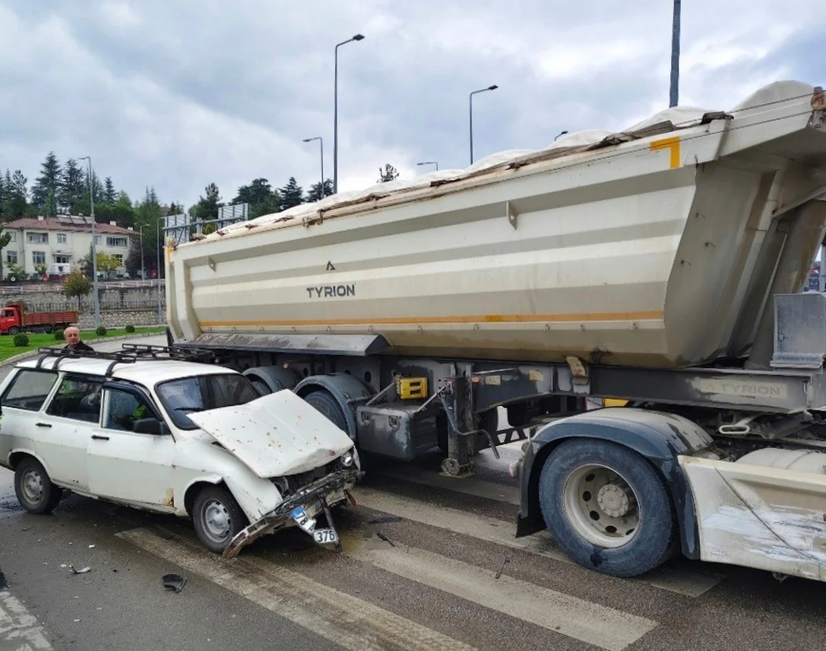 Karabük'te kırmızı ışık ihlali sonucu 2 kişi yaralandı, sürücüye 5 bin TL ceza kesildi