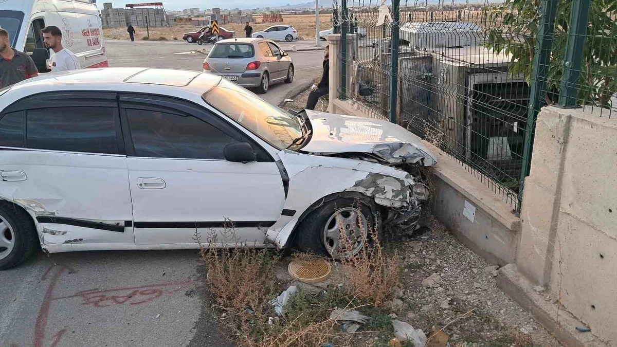 Karaman'da iki otomobil çarpıştı, 3 kişi yaralandı; kaza anı kameraya yansıdı