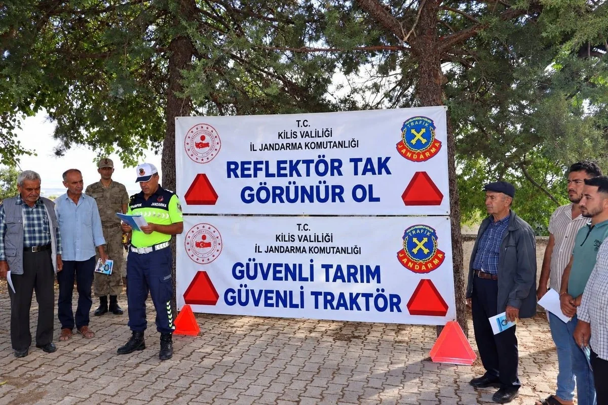 Kilis Acar'da 25 traktör römorkuna reflektör takıldı, sürücüler bilgilendirildi