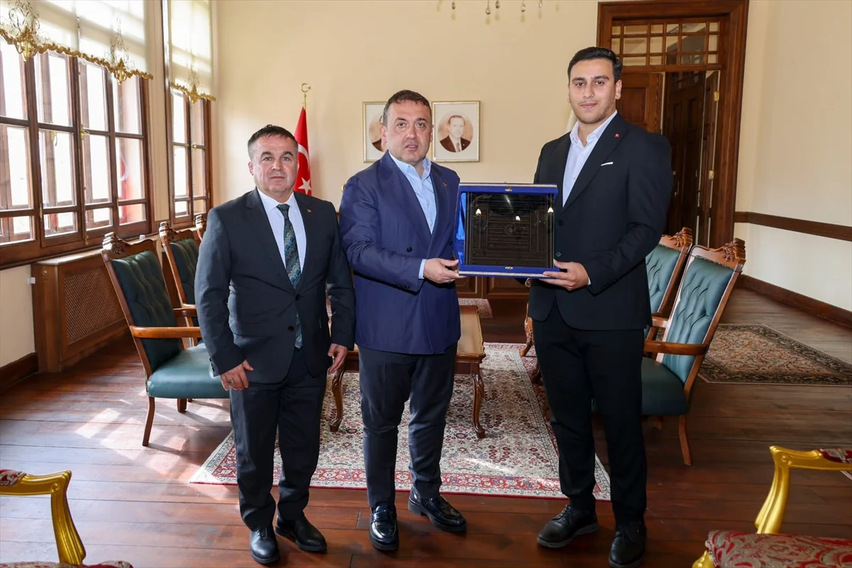 Kırşehir Valisi adına gönderilen ahilik sancağı Bilecik Valisi Sözer'e teslim edildi.