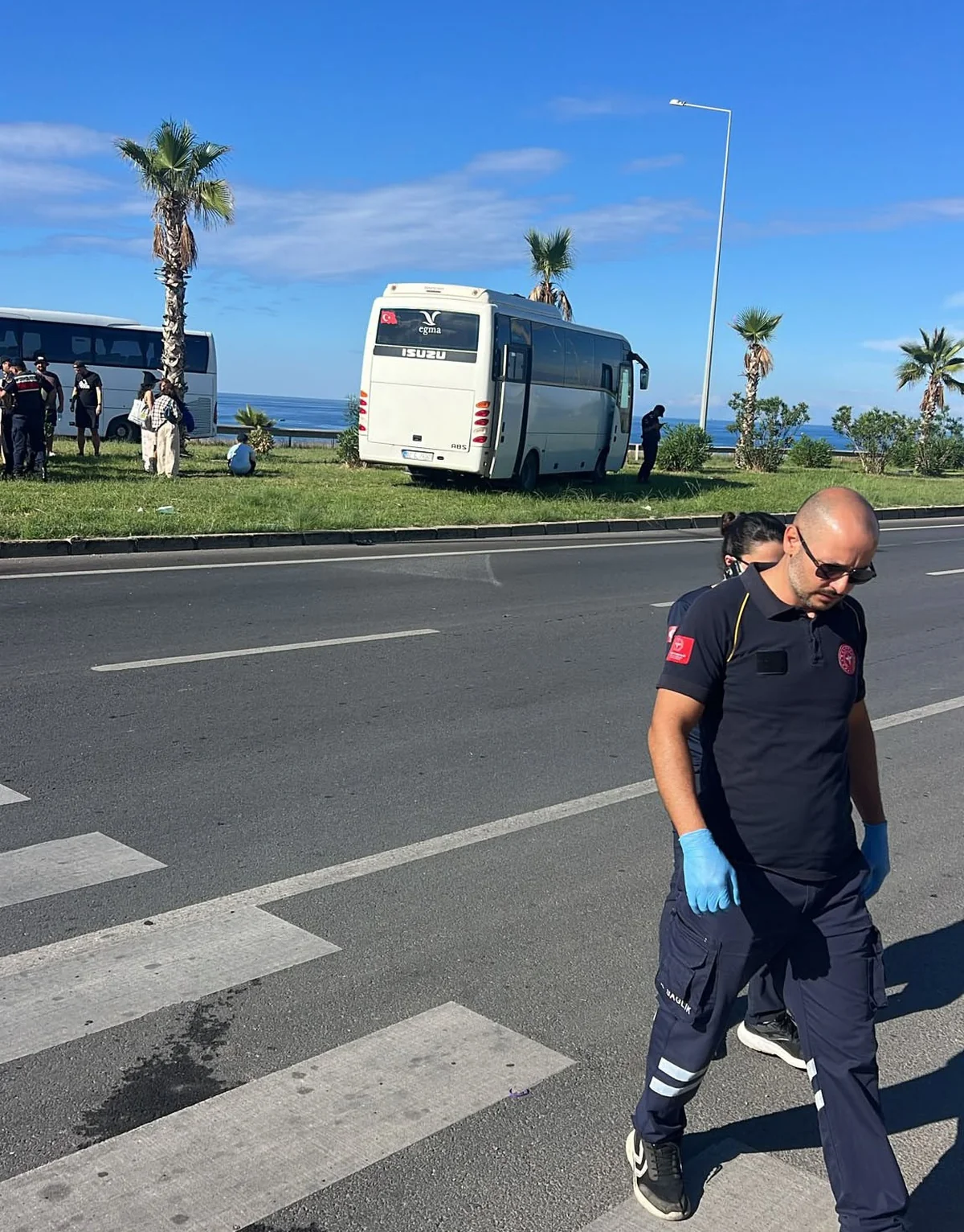Manavgat'ta tur otobüsü ile minibüs çarpıştı, 1'i Romanya vatandaşı 3 kişi yaralandı