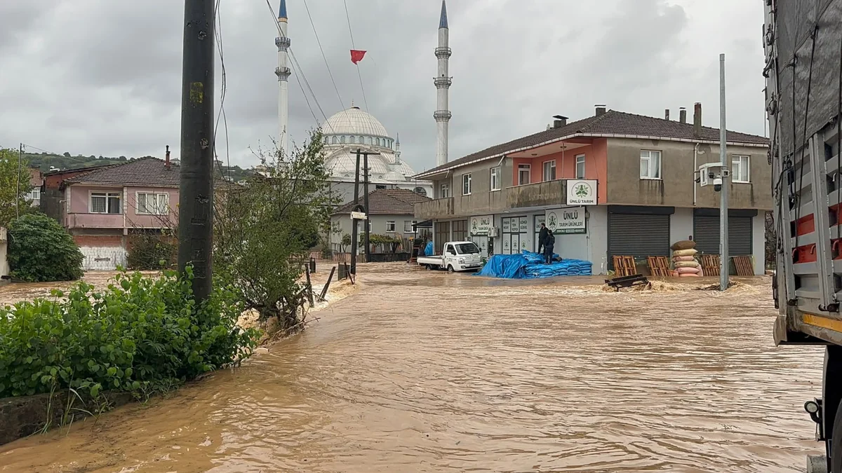 Sağanak esareti! Dere taştı, su baskınları yaşandı!