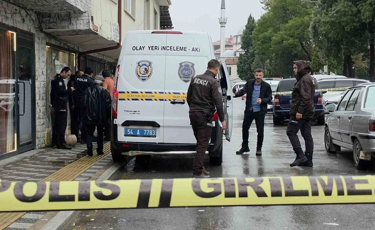 Sakarya Akyazı'da alacak yüzünden kardeş, ağabeyini vurdu; ağabey ağır yaralandı.