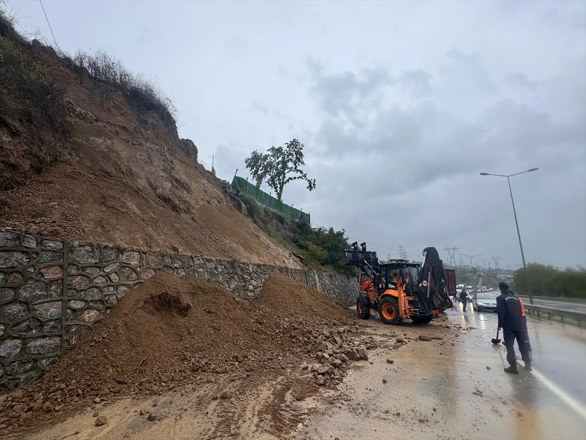 Sakarya'da sağanak su baskınına yol açtı, mahsur kalanlar kepçeyle kurtarıldı
