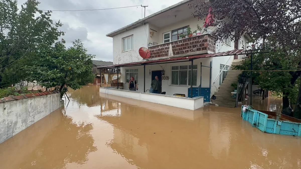 Sakarya Karasu'da dere taştı, Darıçayırı Mahallesi'nde ev ve iş yerini su bastı