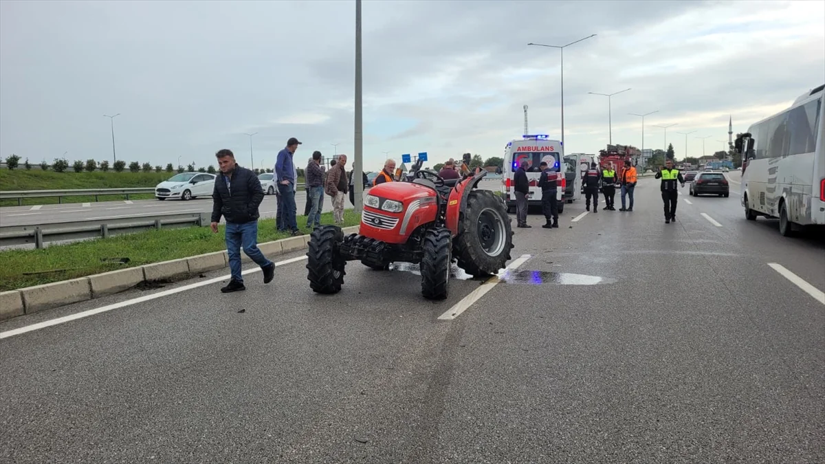 Samsun Çarşamba'da kamyonet traktöre arkadan çarptı, 2 kişi yaralandı