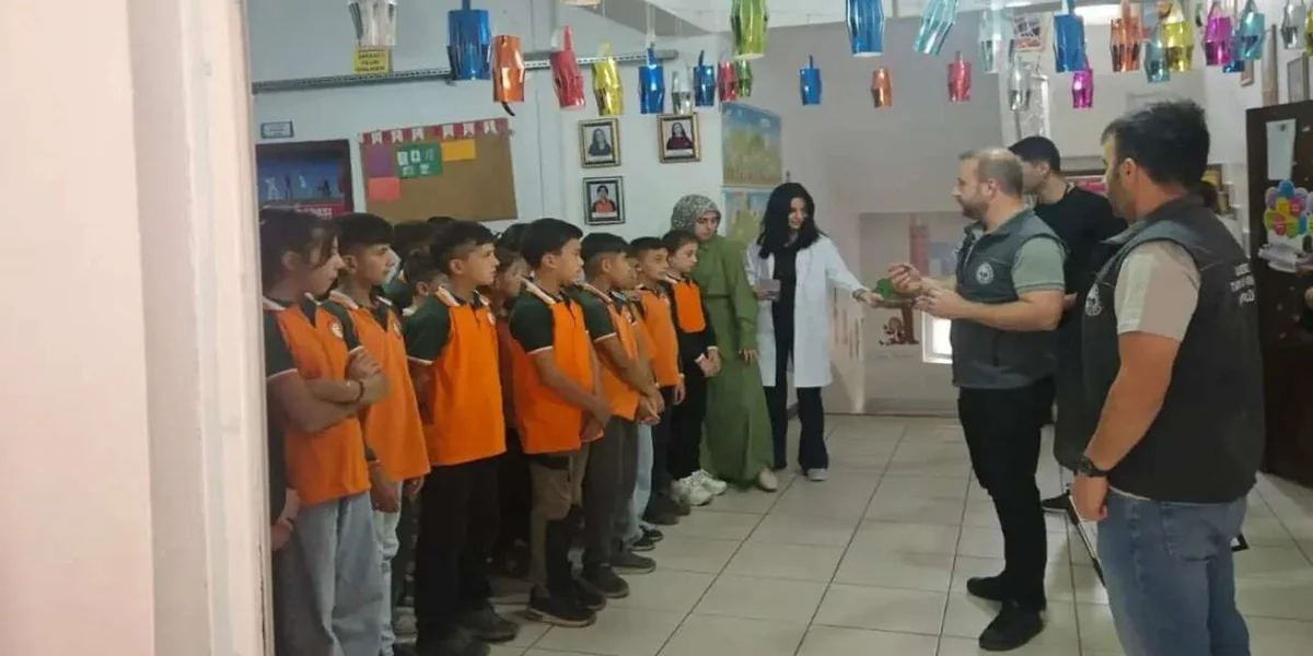 Şırnak Uludere'de öğrencilere kuduz hastalığı ve korunma yöntemleri anlatıldı