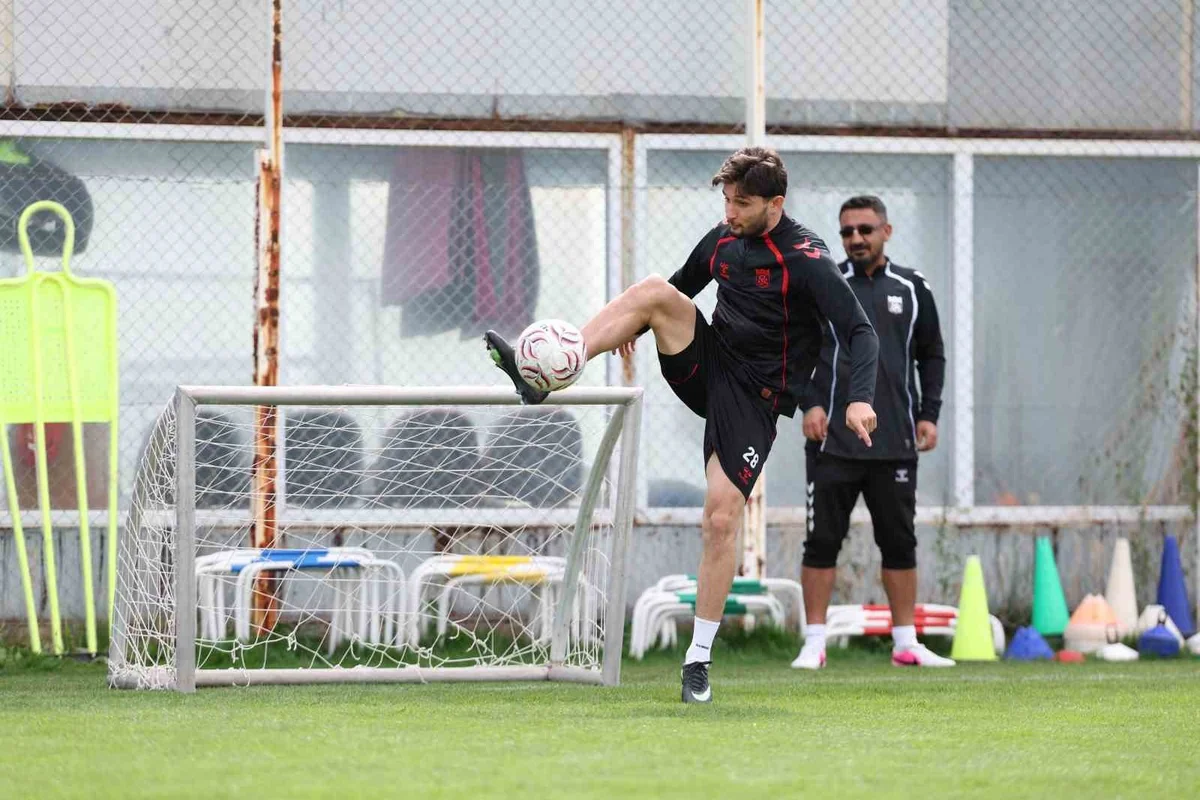 Sivasspor, milli arada İsmet Taşdemir yönetiminde çift antrenman yaptı
