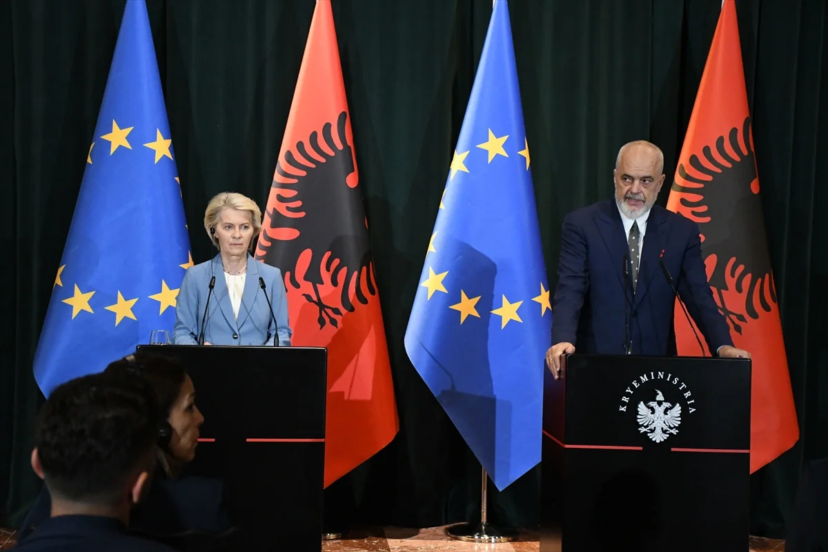 AB Komisyonu Başkanı Von der Leyen, Arnavutluk'un üyeliğinin birliği güçlendireceğini söyledi