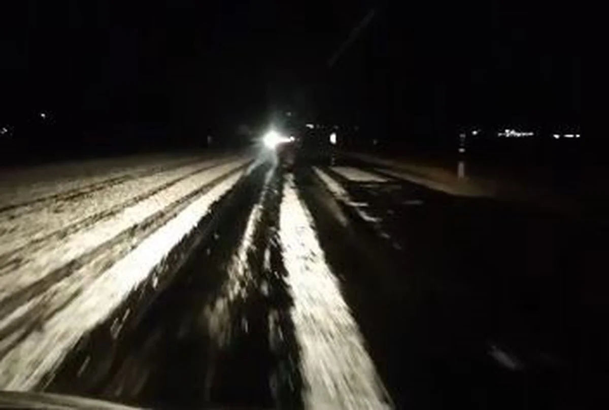 Ardahan-Kars karayolu dolu yağışıyla beyaza büründü, trafik zaman zaman yavaşladı