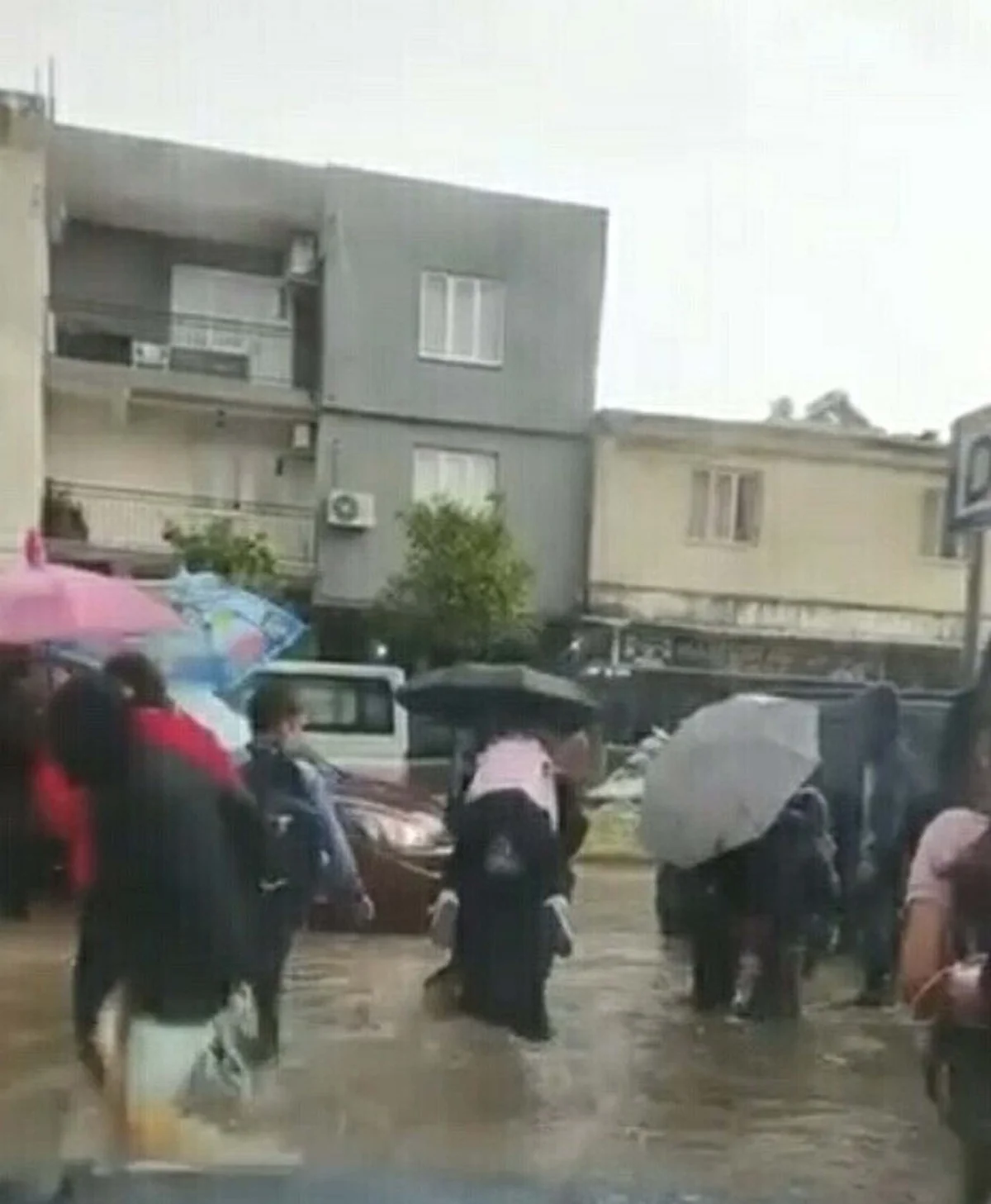 Aydın Efeler'de sağanak cadde ve sokakları suyla doldurdu, ekipler tahliye başlattı