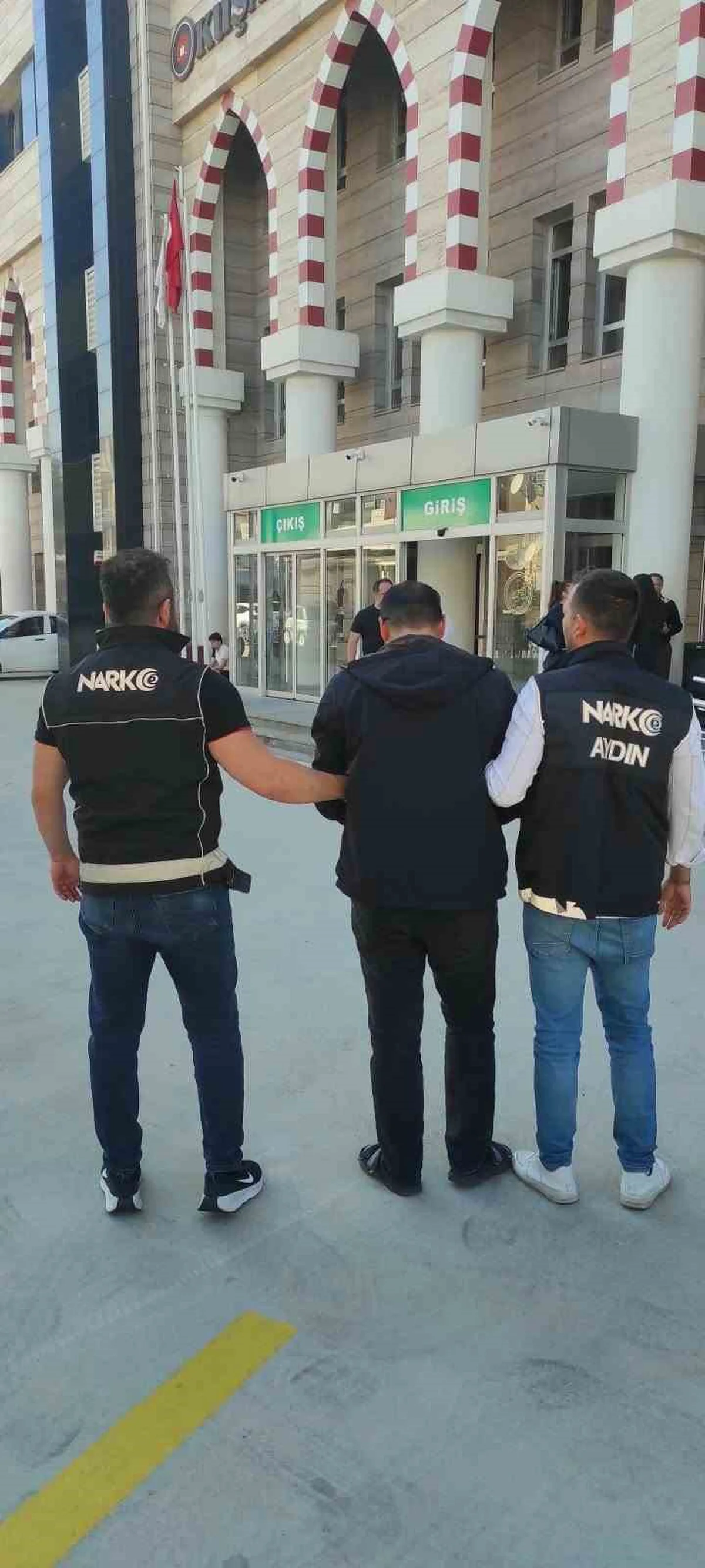 Aydın Kuşadası'nda operasyonda 14,90 gram esrar ele geçirildi, şüpheli tutuklandı