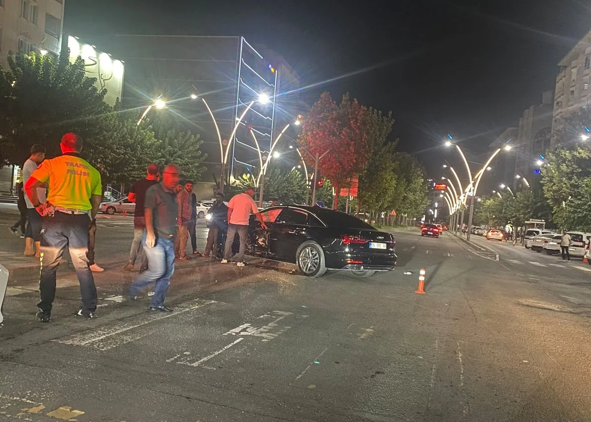 Batman'da Turgut Özal Caddesi'nde iki otomobil çarpıştı, 2 kişi yaralandı