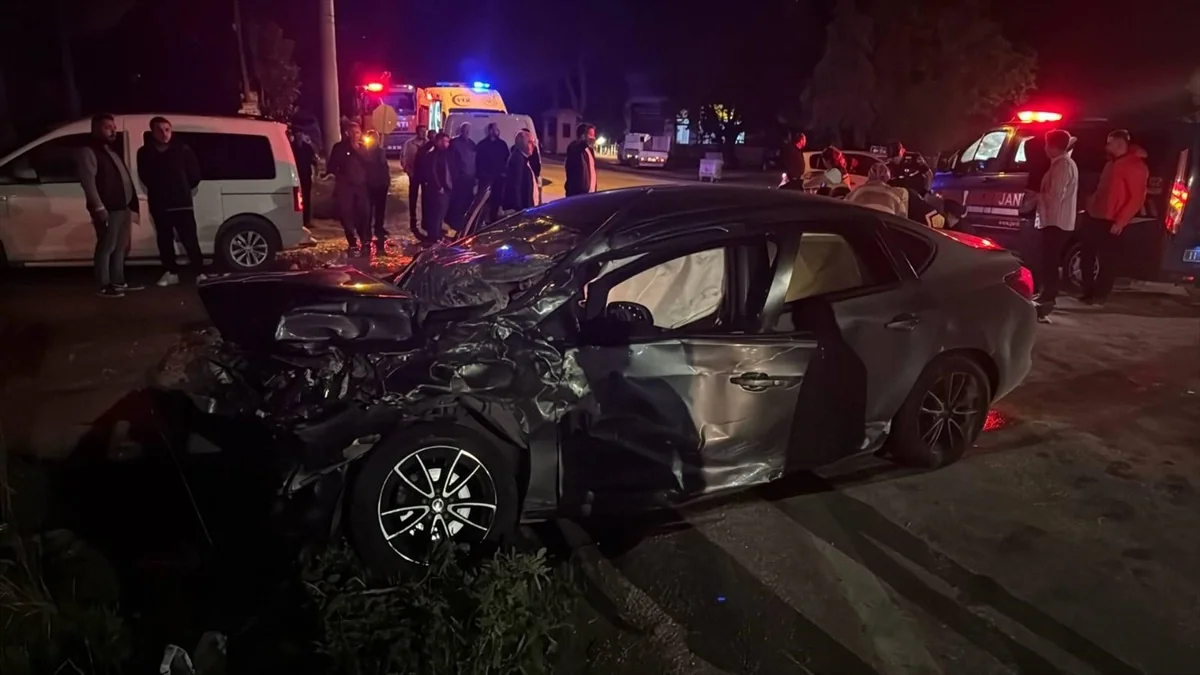 Bilecik Osmaneli'de otomobil tıra çarptı, kazada 5 kişi yaralandı