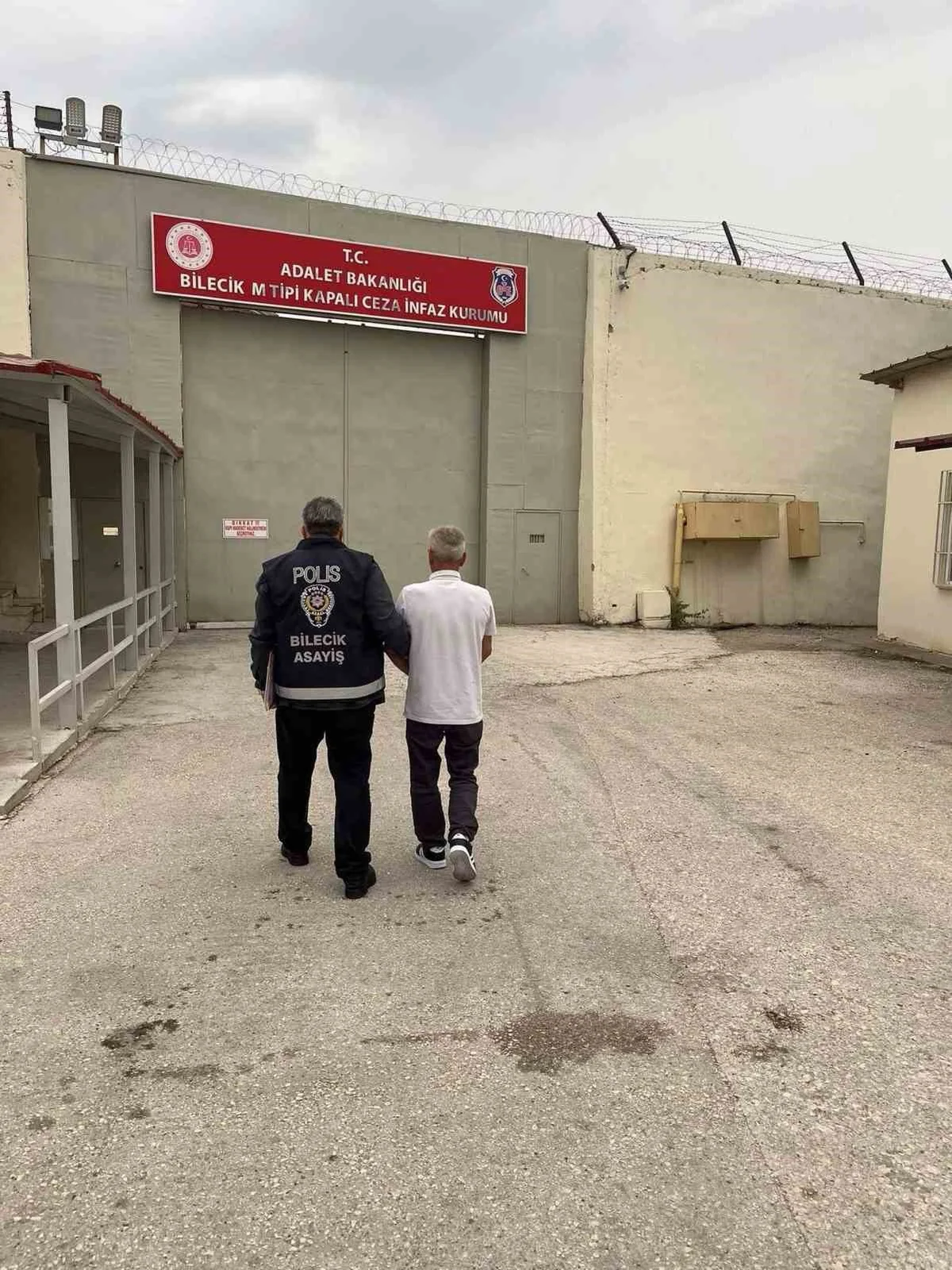 Bilecik'te 19 yıl 6 ay 26 gün hapis cezası olan şahıs deponun kömürlüğünde yakalandı