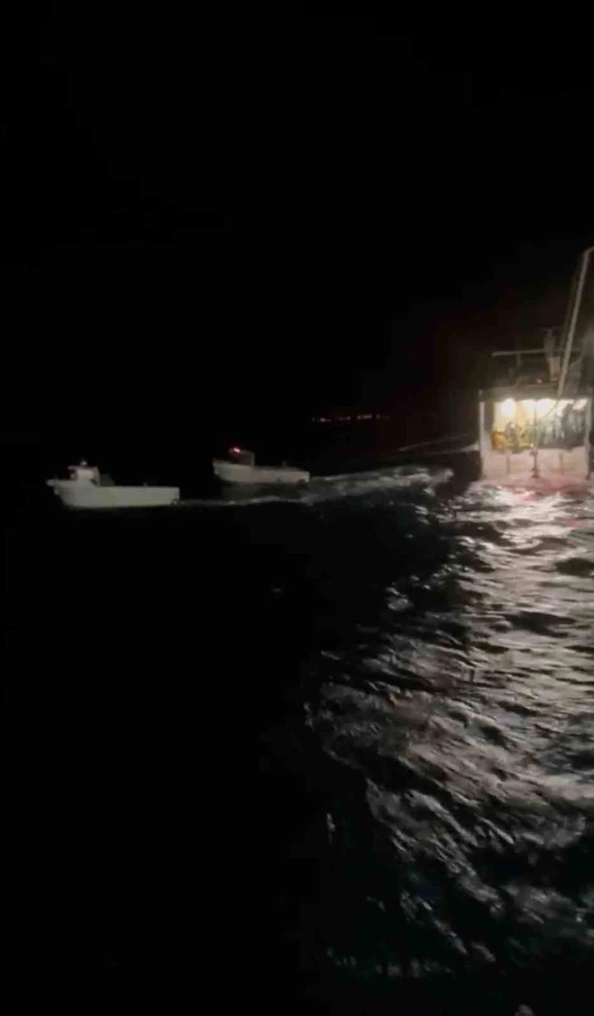 Bozcaada'da fırtına ve akıntıda sürüklenen balıkçı teknesi 55 personelle kurtarıldı