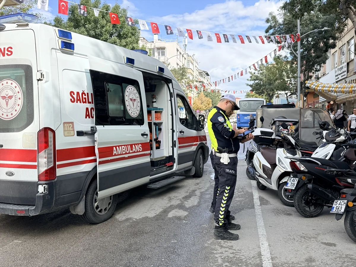Burdur'da motosikleti devrilen sürücü Burdur Devlet Hastanesine kaldırıldı