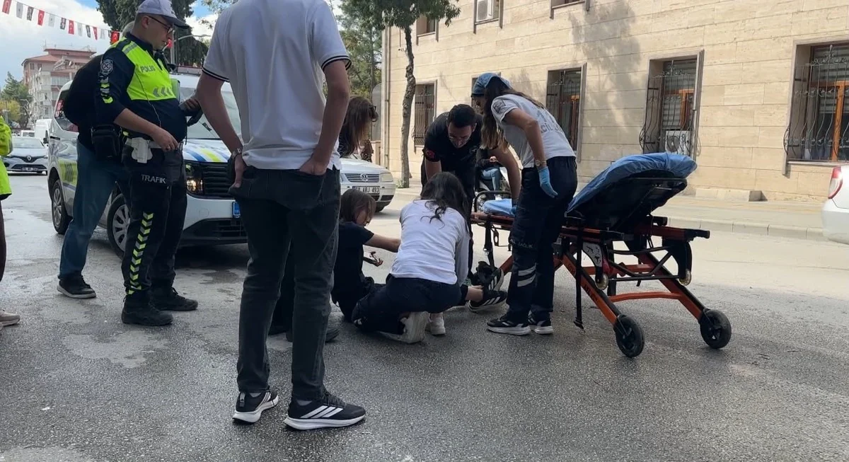 Burdur'da motosikleti devrilen yaralı sürücü Burdur Devlet Hastanesi'ne kaldırıldı