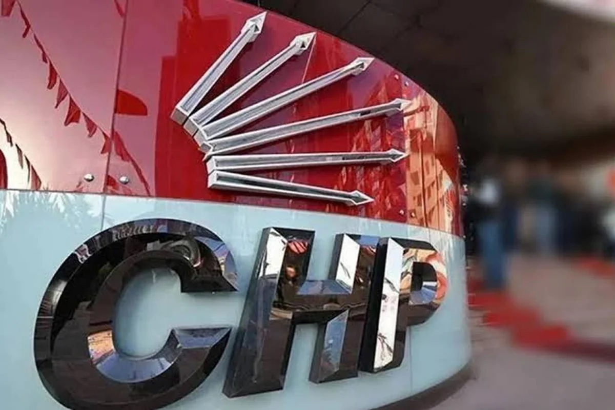 CHP'de 3 belediye başkanı ihraç edildi