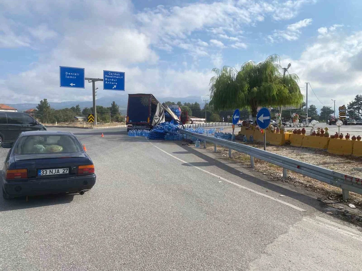 Denizli Bozkurt'ta su yüklü tır kavşakta yan yattı, sürücü hafif yaralandı