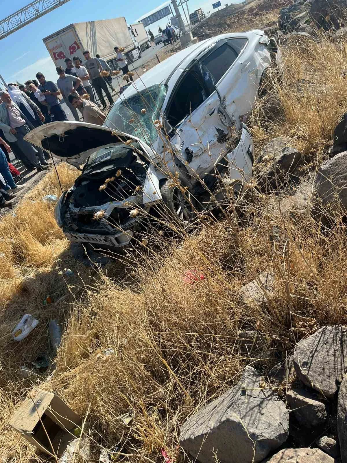 Diyarbakır'ın Sur ilçesinde tırla çarpışan otomobil takla attı, 7 kişi yaralandı
