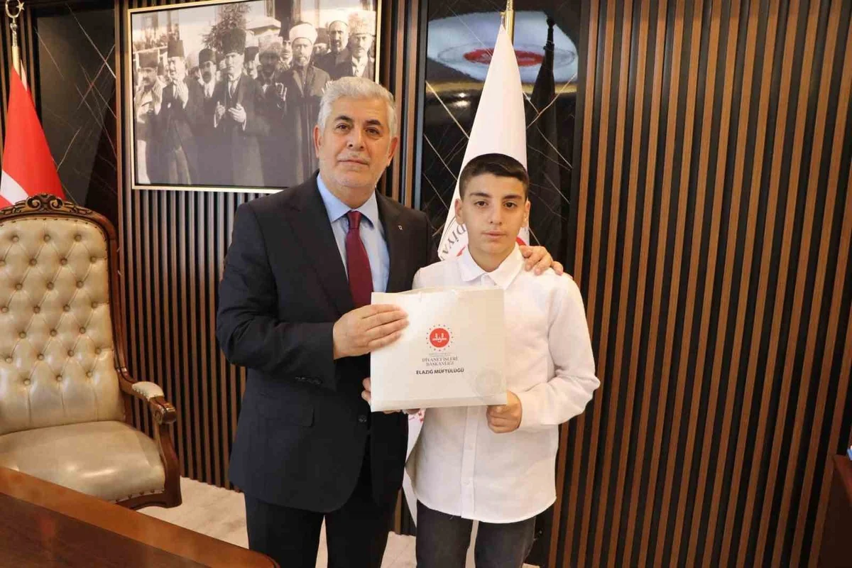 Elazığ'ı temsilen yarışan Ahmet Akdeniz hafızlıkta bölge birincisi oldu
