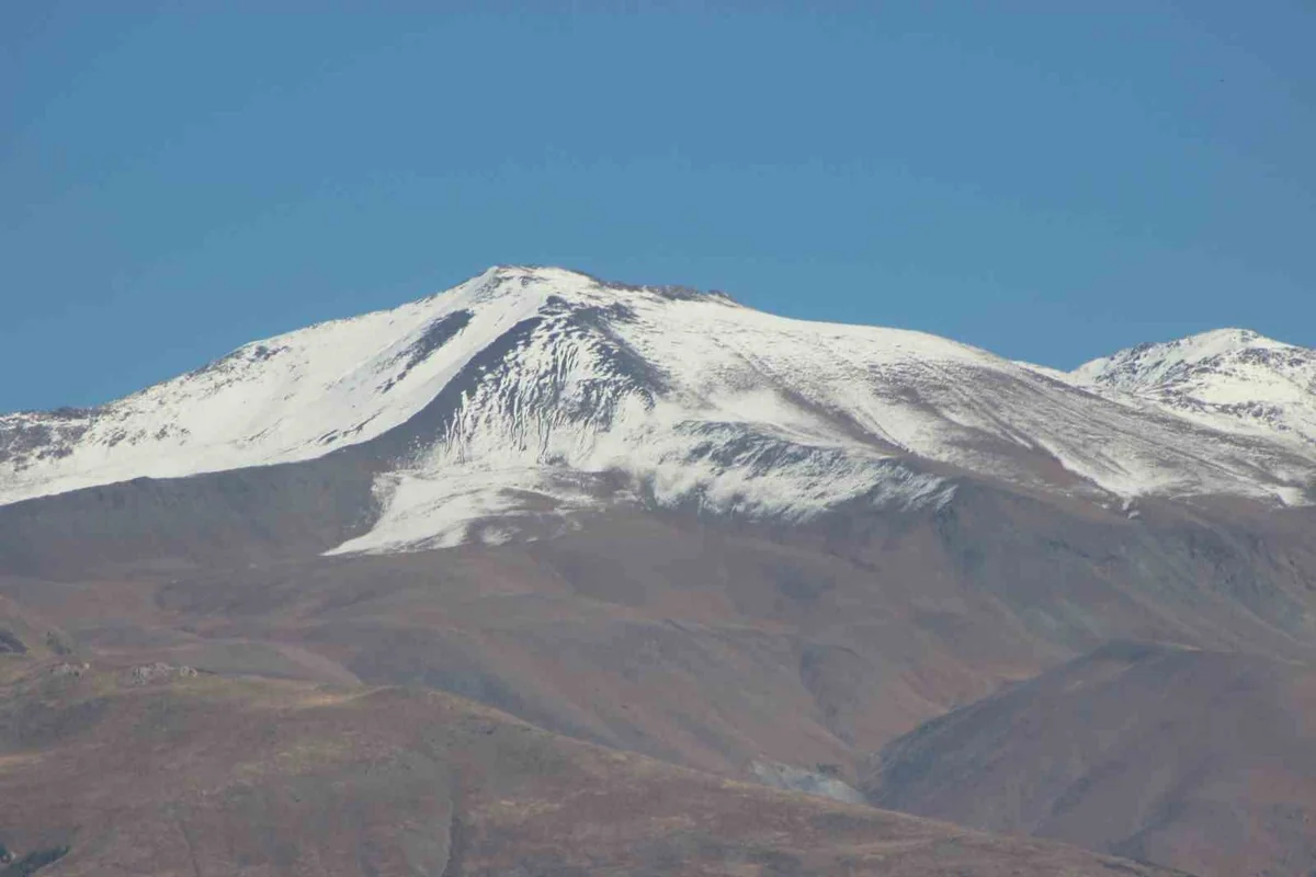 Erzincan'da Keşiş Dağı ile Munzur'un zirveleri mevsimin ilk karıyla beyazladı