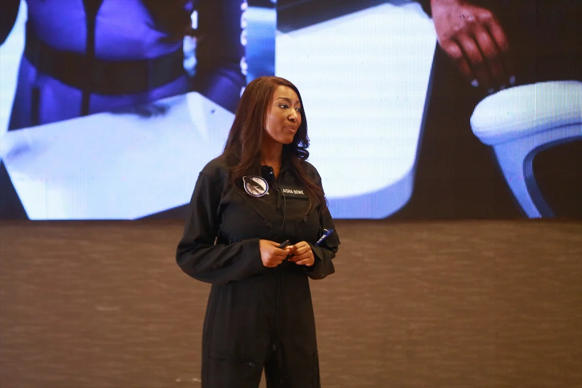 Eski NASA roket bilimcisi Aisha Bowe, Adana'da uzay deneyimini öğrencilerle paylaştı
