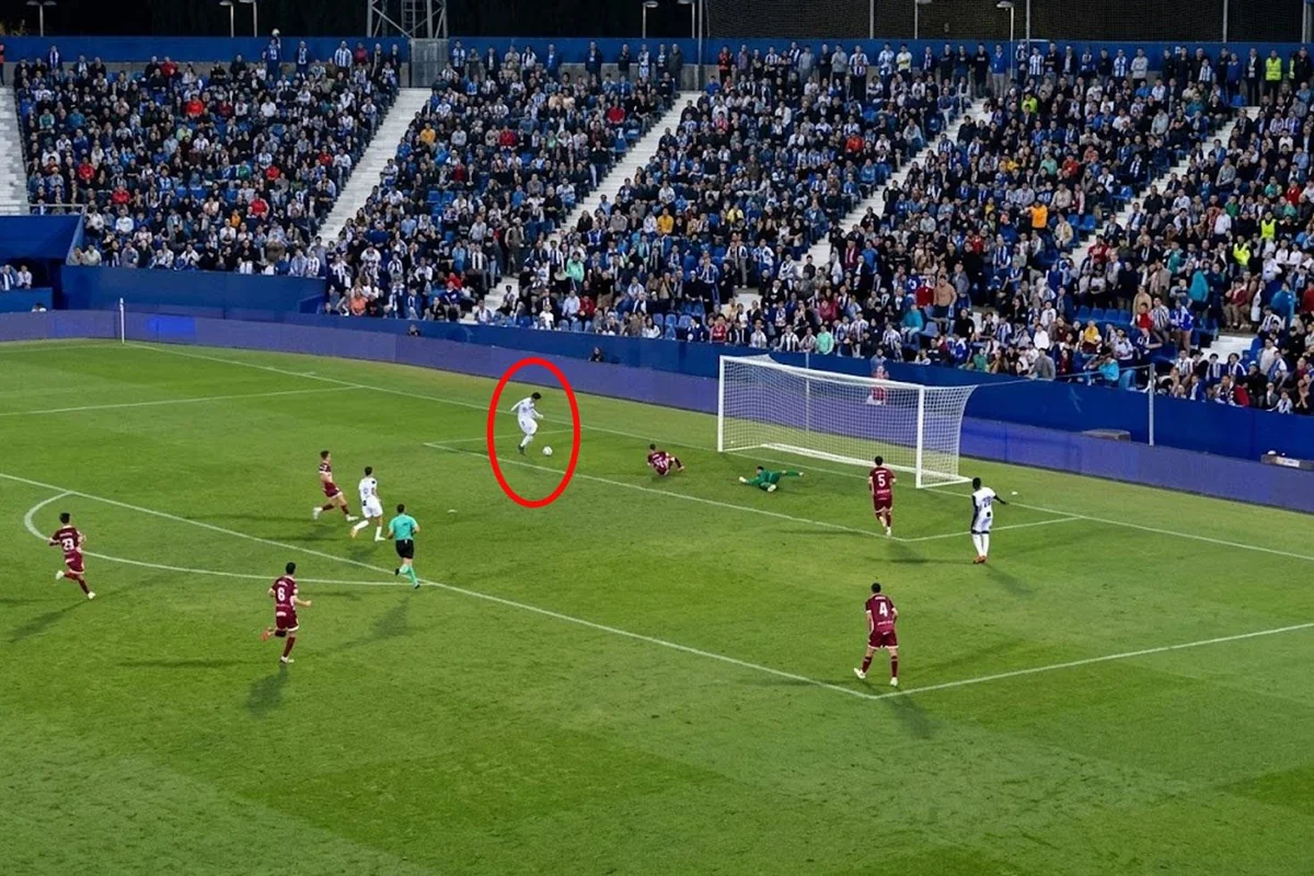Galatasaray'ın eski yıldızı çıldırtmaya devam ediyor: Boş kaleye kaçırdı, yuhalandı