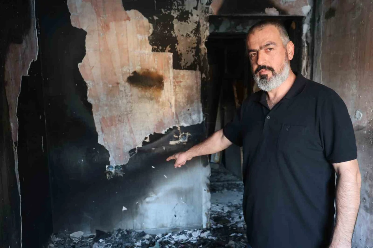 Hatay Antakya'da 6 aydır temizlenmeyen yanan daire apartman sakinlerini rahatsız ediyor