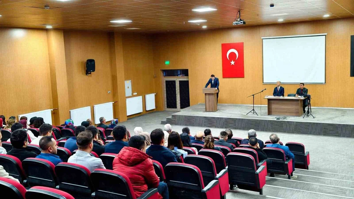 Hisarcık'ta eğitimciler Türkiye Yüzyılı Maarif Modeli'ni değerlendirdi
