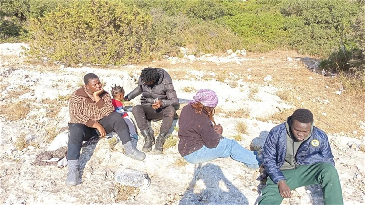 İzmir Seferihisar'da 1'i çocuk 9 düzensiz göçmen yakalandı, Göç İdaresi'ne gönderildi