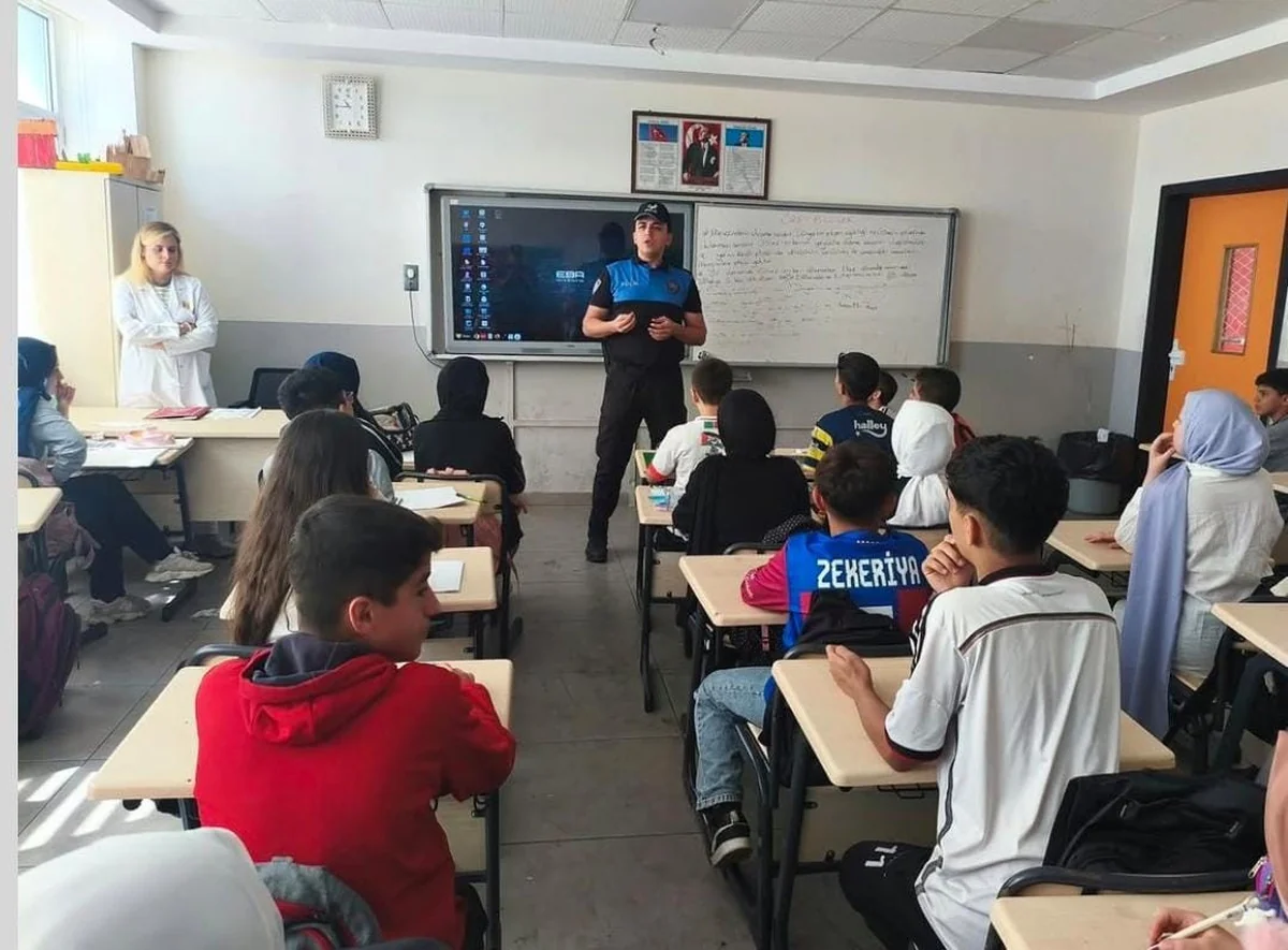 Kilis'te Mehmet Keçik Ortaokulu öğrencileri polislerle rol model etkinliğinde buluştu